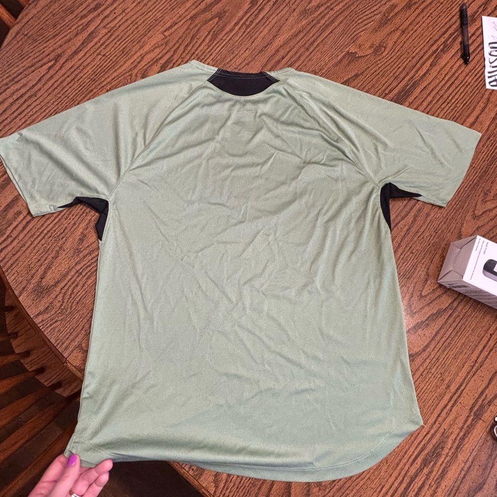 Speedo brand Men’s tee Large - Picture 4 of 5